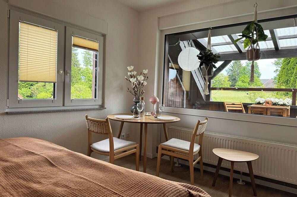 Ganze Wohnung, Schwarzwaldloge Dobel – stilvolle Ferienwohnung mit Balkon & Naturblick in Dobel, Nordschwarzwald