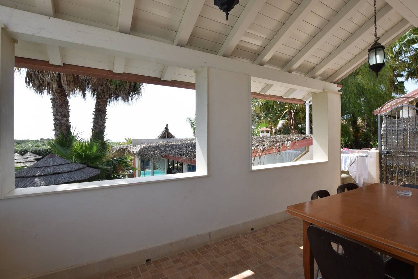 Appartamento intero, Appartamento vista giardino e piscina con veranda privata in Tegolaio, Pozzallo