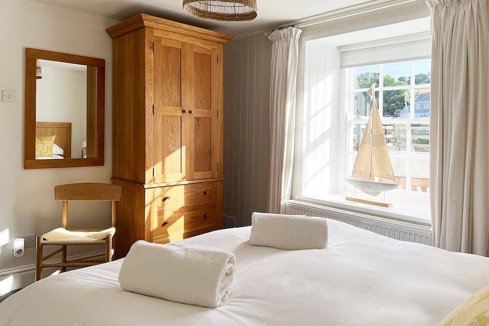 Traditional Cornish Cottage on Charlestown Harbour, parking, beach & pubs in Charlestown, Cornwall