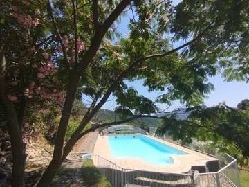 Gîte pour 4 personnes, avec jardin et piscine ainsi que terrasse et vue à Le Collet-de-Dèze