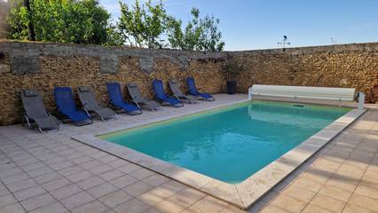 Gîte pour 8 personnes, avec terrasse ainsi que jardin et piscine à Estang