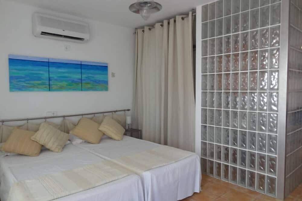 Apartamento entero, Es Pujols: Apt. 1ª Línea Con Jacuzzi  (Et-19 Pl) in Es Pujols, Formentera