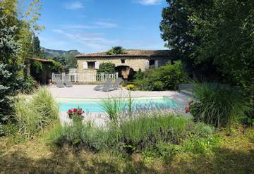 Gîte pour 10 personnes, avec jardin ainsi que balcon et piscine à Soyans