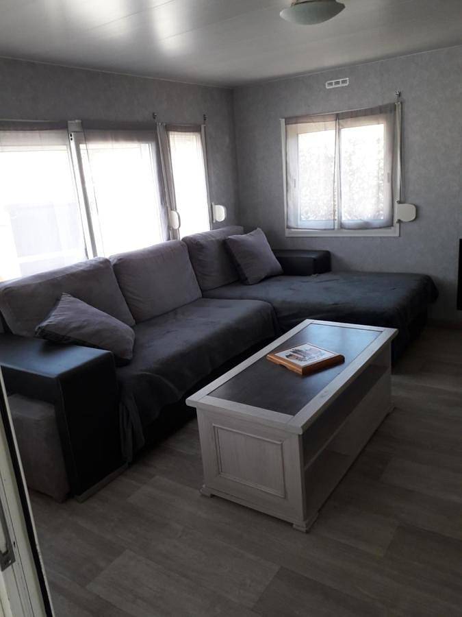 Camping pour 6 personnes, avec piscine et jardin ainsi que vue et bassin pour enfant