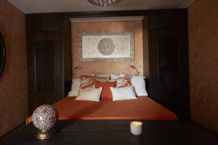 Hotel para 16 personas, con piscina y jacuzzi además de piscina para niños y jardín en Horcajo de las Torres