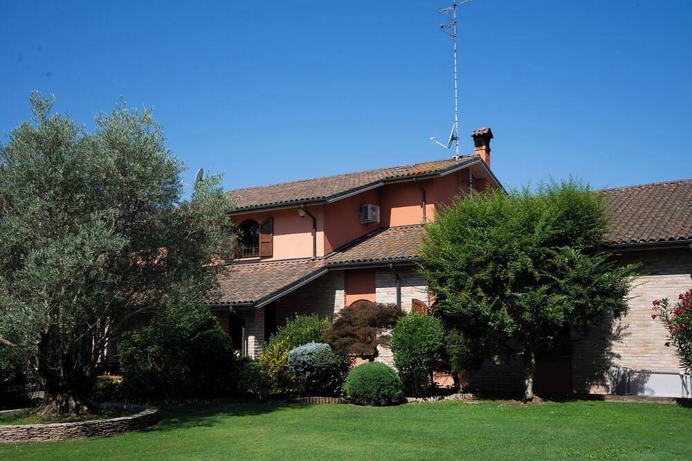 Villa with large garden in Modena, Modena Provinz