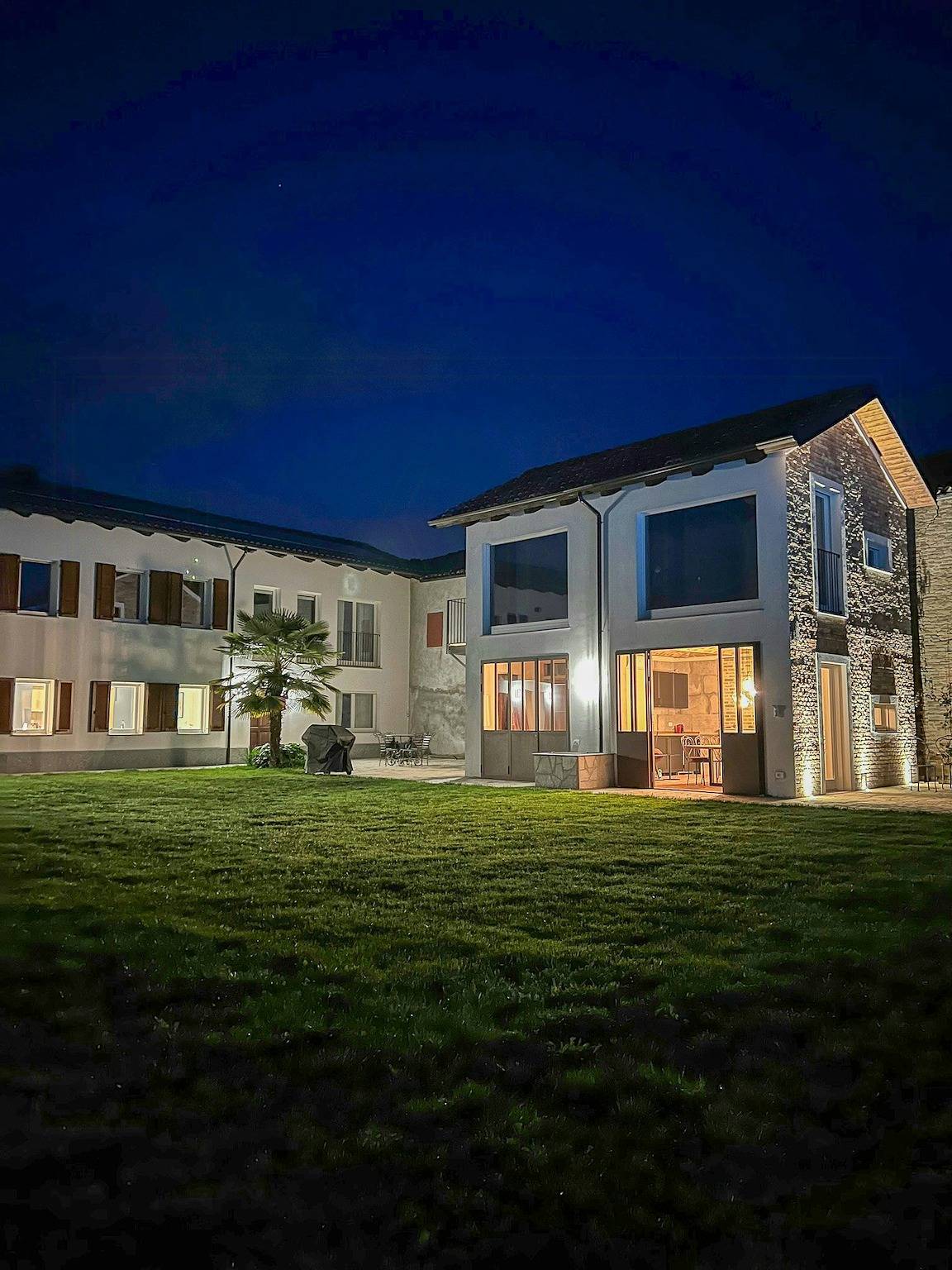 Villa aus dem 19. Jahrhundert mit Blick auf die Langhe und den Monte Viso in Castagnole delle Lanze, Langhe