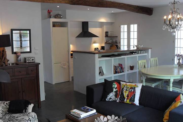 Stone Cottage with Roof Terrace near Mountains and Beaches. in Tautavel, Mediterranean Coast (France)
