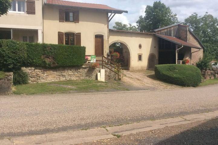 Gîte pour 6 personnes, avec jardin dans Bazien