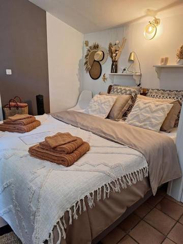 Gîte pour 2 personnes, avec piscine ainsi que jardin et vue à Le Thoronet