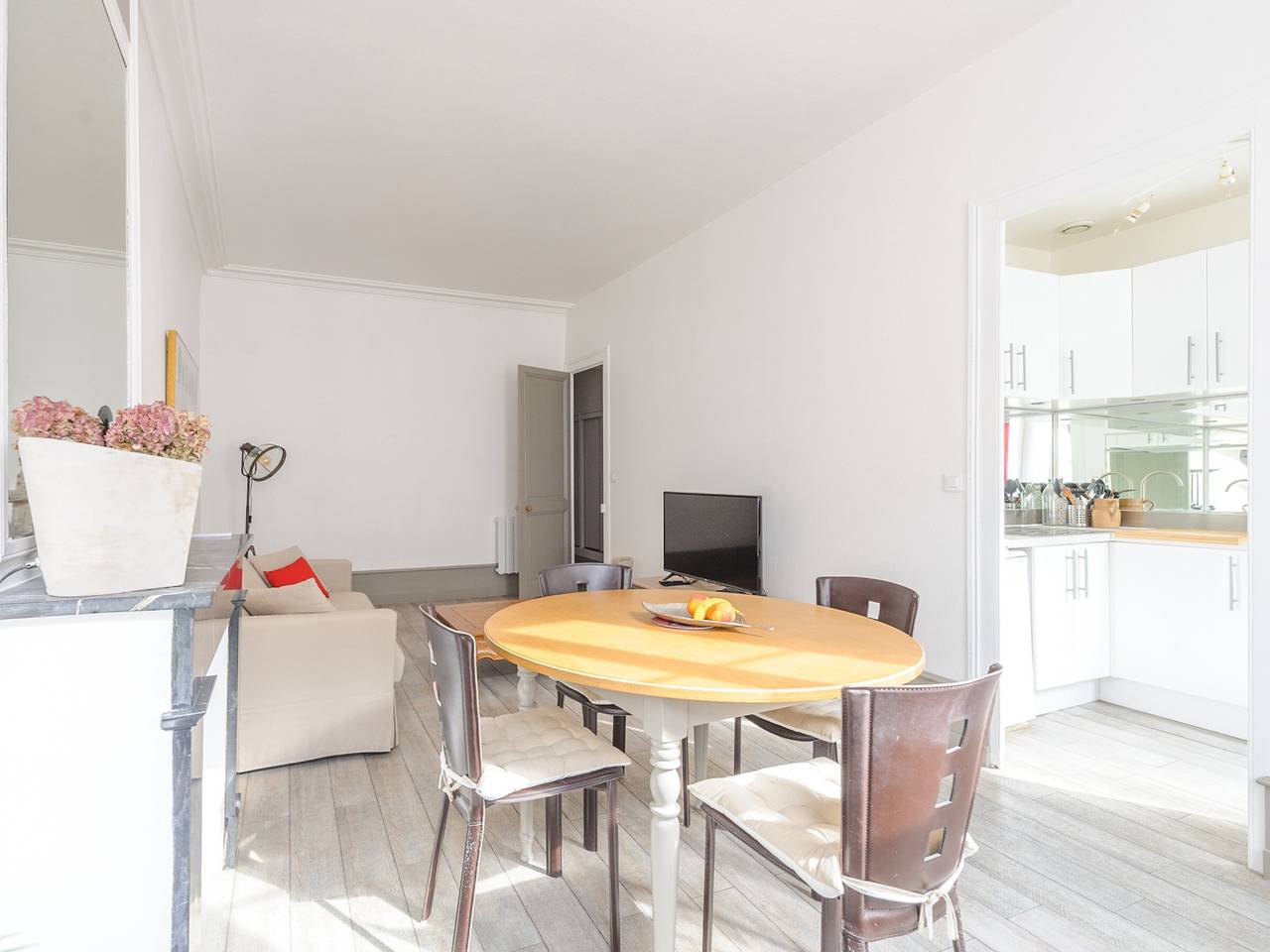Entire apartment, Cozy Apartment for 2 Near Vieux Port and Beach in La Rochelle, La Rochelle region