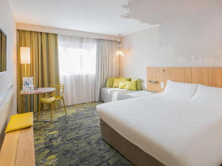 Hôtel pour 4 personnes, avec Terrasse ainsi que Jardin et Piscine à Chambray-lès-Tours