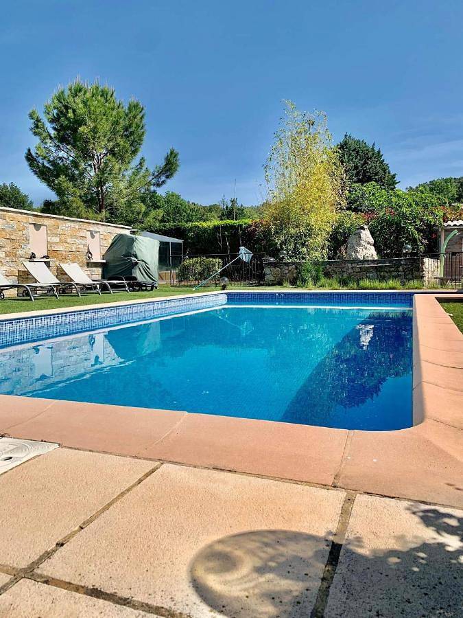 Location de vacances pour 10 personnes, avec vue ainsi que terrasse et piscine à Villecroze