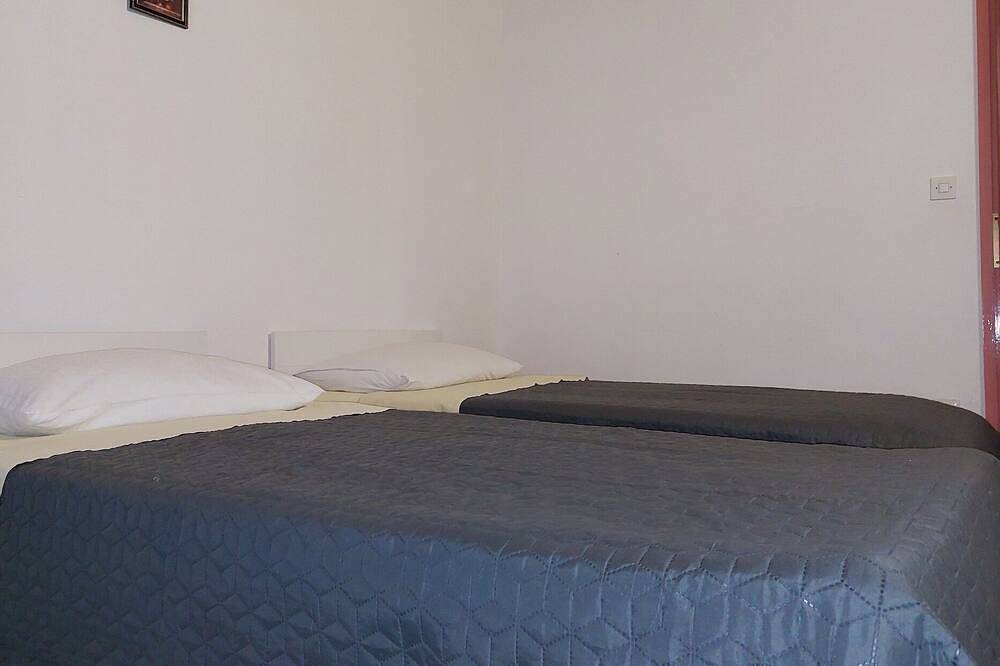 Ganze Wohnung, 2-Zimmer-Ferienwohnung mit Terrasse und Meerblick Mrljane, Pasman in Nevidane, Pasman