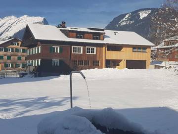 Ferienwohnung für 3 Personen, mit Ausblick und Balkon, kinderfreundlich in Schoppernau