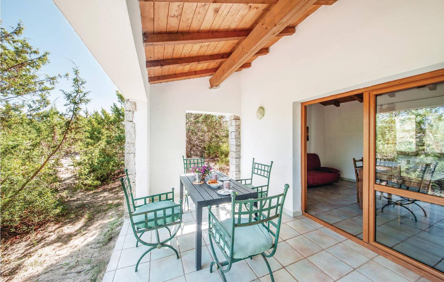 Entire holiday apartment, Beachside Apartment with Pool, Parking & Kitchen in Badesi, Olbia-Tempio