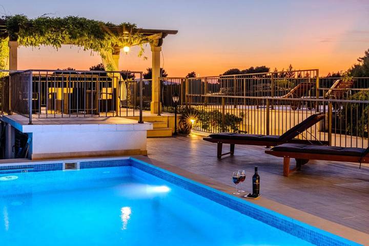 Vacation rental for 16 people, with Balcony and Hot tub as well as Terrace and Yard in Dalmatia