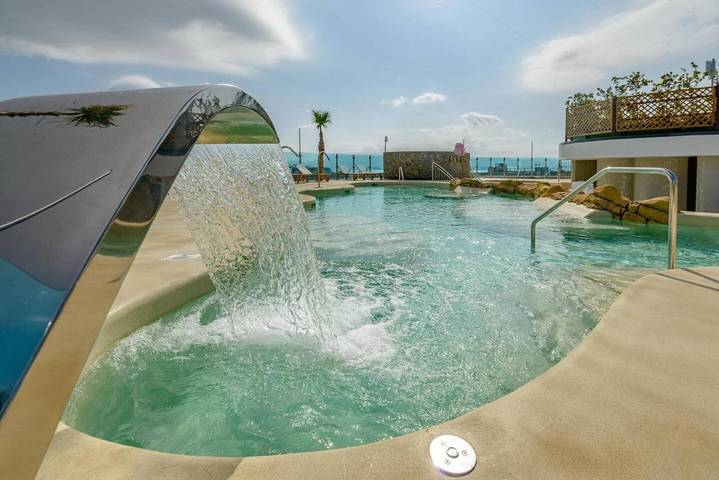 Appartement de vacances pour 2 personnes, avec Balcon et Jacuzzi ainsi que Terrasse et Piscine à Gibraltar