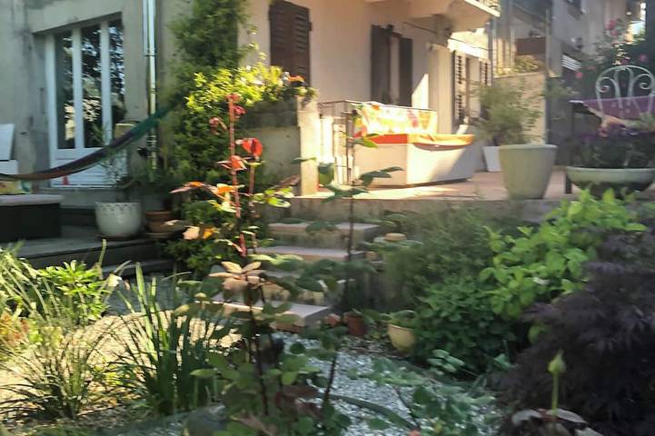 Quiet artist's house with stunning lake view. in Tresserve, Chambéry und Umgebung