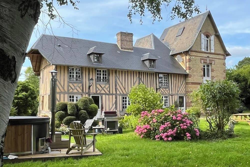 In need of nature? Our Normandy estate with swimming pool and spa welcomes you! in Sainte-Marguerite-de-Viette, Lisieux region