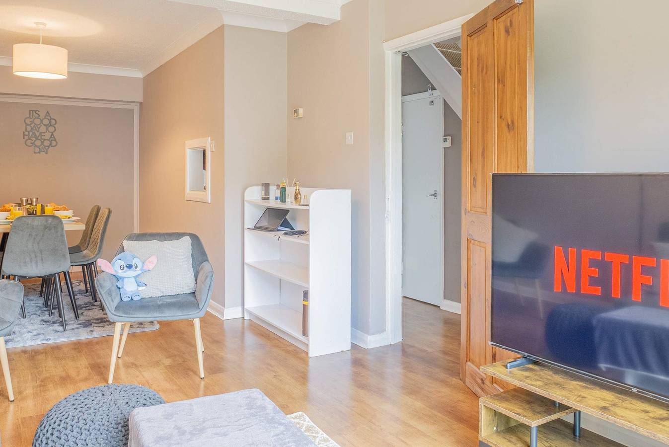 Spacious 4-Bed House    Guildford    Free Parking in Worplesdon, Guildford