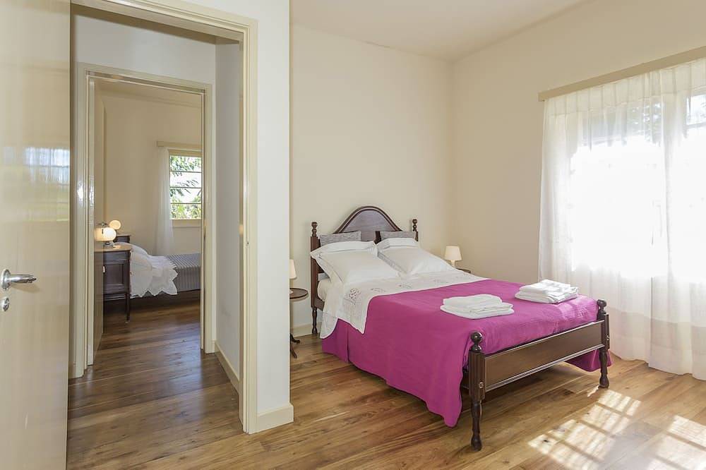 Family Villa in Charming Avenue - Ponta Delgada Center in São Miguel Island, Ponta Delgada