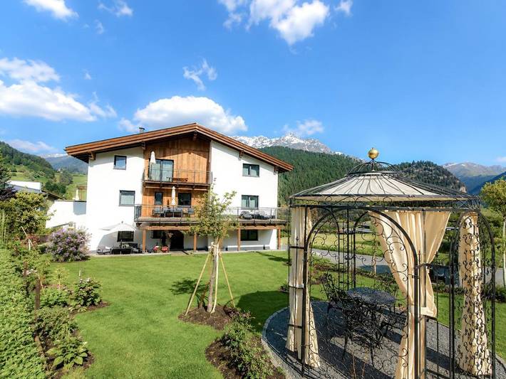 Vakantieappartement voor 6 personen, with Balkon and Terras as well as Tuin and Uitzicht in Nauders
