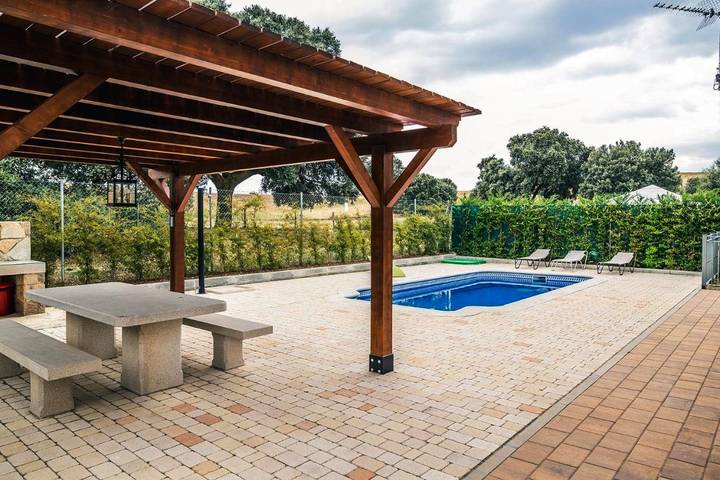 Casa rural para 8 personas, con piscina además de jardín y jacuzzi en Provincia de Ávila