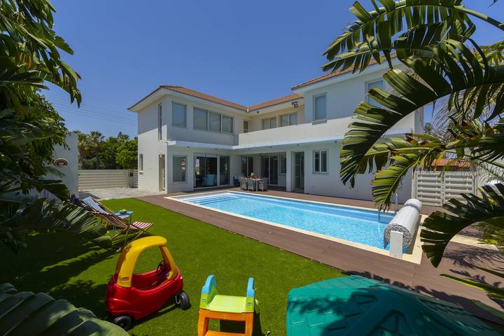 Villa for 8 people, with Balcony and Terrace as well as Garden in Larnaca District