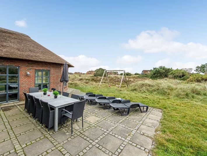 Vakantiehuis voor 10 personen, with terras and zwembad as well as sauna in Blåvand