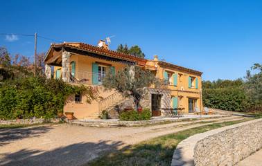 Location de vacances pour 7 personnes, avec jardin ainsi que terrasse et piscine à Tourrettes