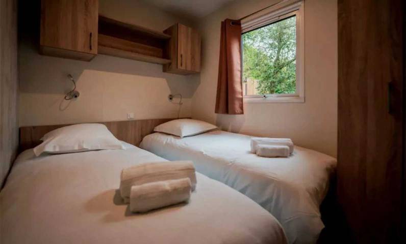 Mobil home pour 10 personnes, avec sauna et terrasse ainsi que jacuzzi et bassin pour enfant à Quimper - 3