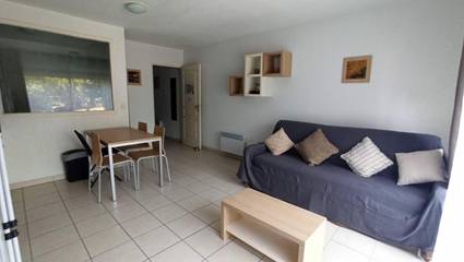 Gîte pour 4 personnes, avec piscine et jardin, adapté aux familles à Azille