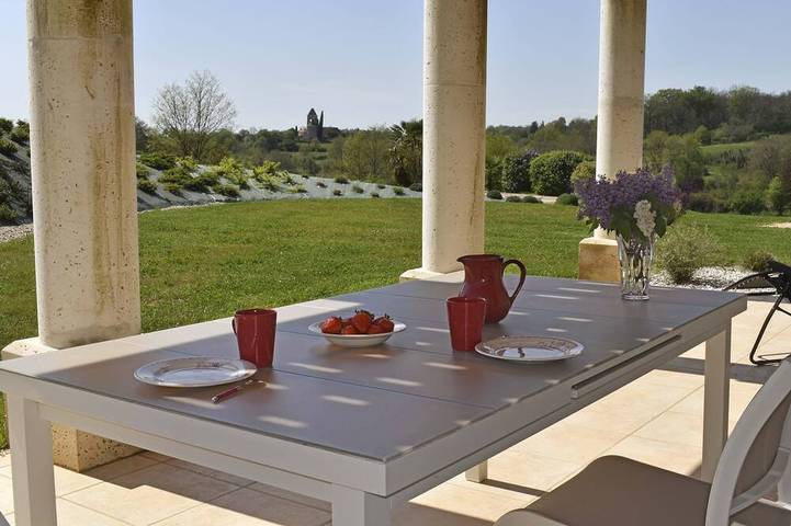 Location de vacances pour 2 personnes, avec Terrasse ainsi que Jardin et Piscine à Cause-de-Clérans