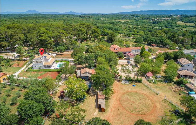 Ferienhaus für 10 Personen, mit Terrasse und Whirlpool sowie Pool und Garten in Barban - 2