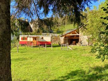 Location de vacances pour 4 personnes, avec jardin et vue à Jou-sous-Monjou