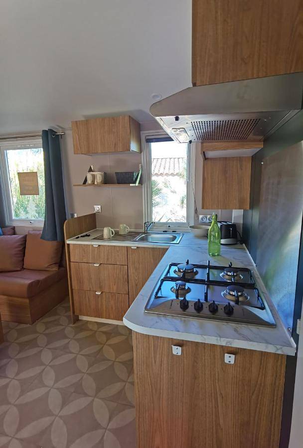 Camping pour 6 personnes, avec jardin et piscine ainsi que vue et sauna
