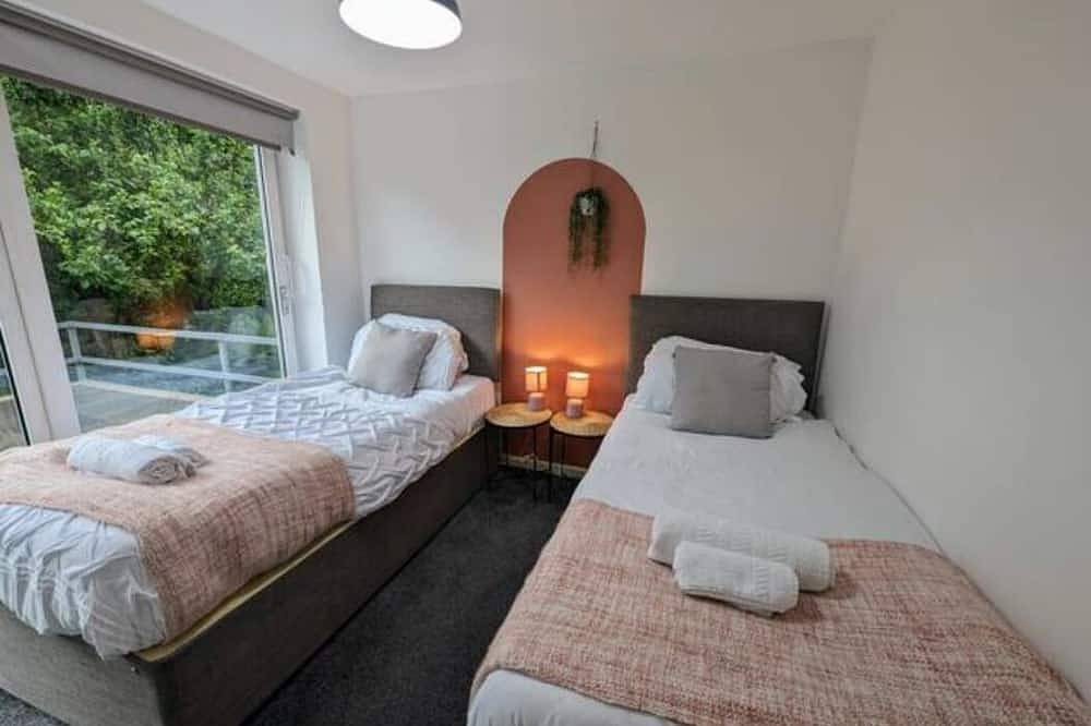 3 bedroom bungalow in Tonge Fold for Contractors and Relocation in Bolton, Greater Manchester