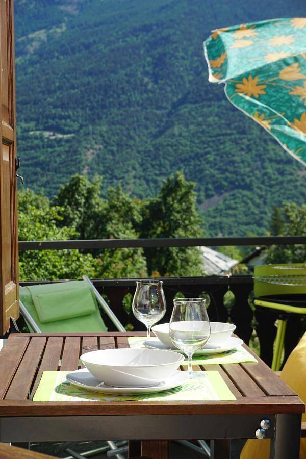 Gîte pour 4 personnes, avec terrasse et vue dans Roisan