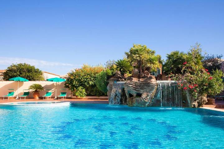 Hôtel pour 3 personnes, avec jardin et bassin pour enfant ainsi que piscine et terrasse