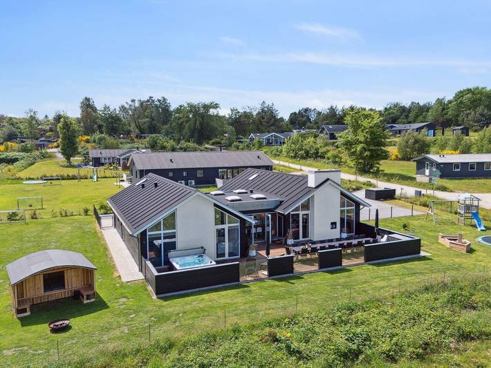 Ferienhaus für 20 Personen, mit Terrasse und Pool sowie Sauna