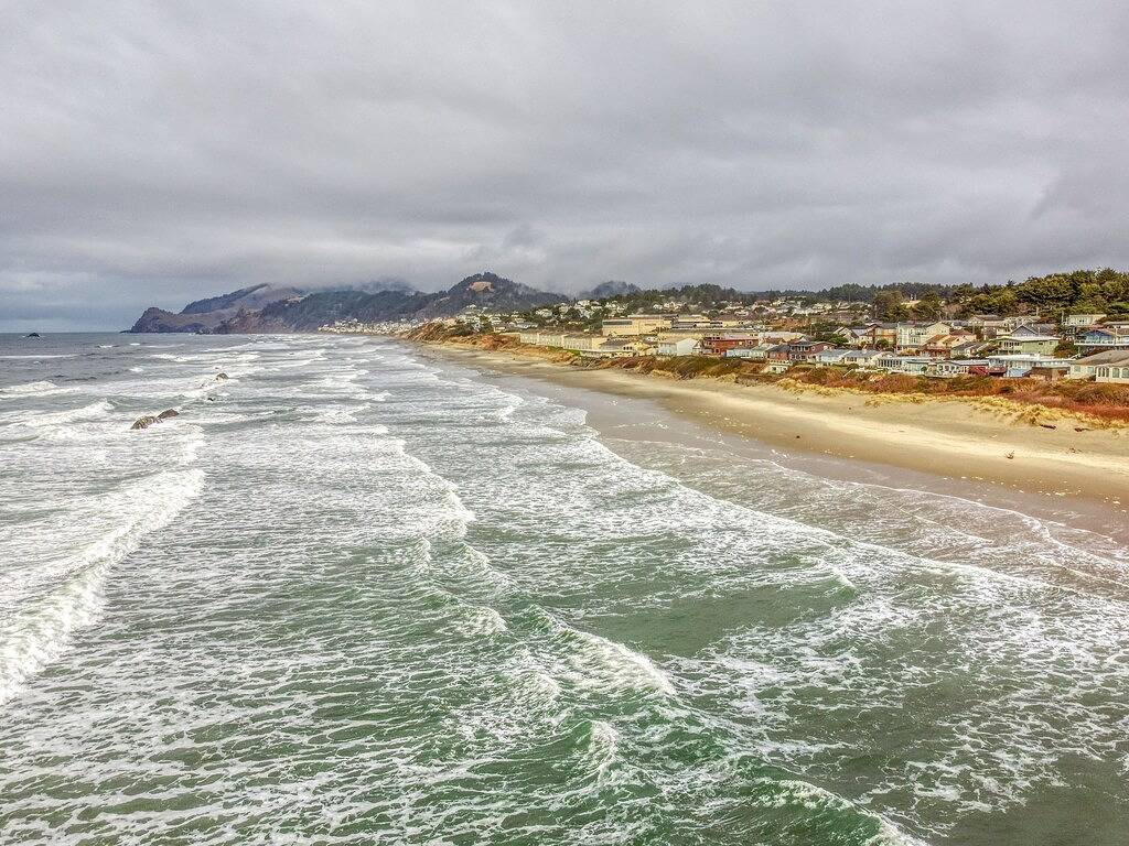 Gemütliches Haus am Meer mit 2 Kingsize-Schlafzimmern, 1 Haus vom Zugang zum Strand entfernt in Lincoln City, Devils Lake (OR)