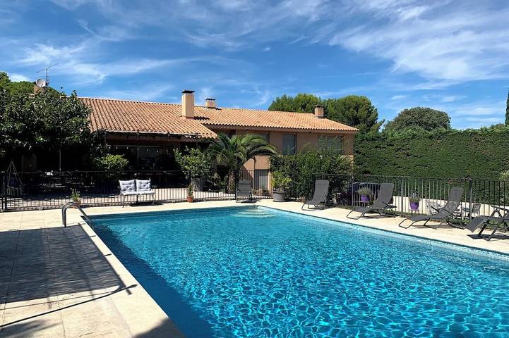 Location de vacances pour 12 personnes, avec sauna ainsi que jacuzzi et jardin à Caumont-sur-Durance