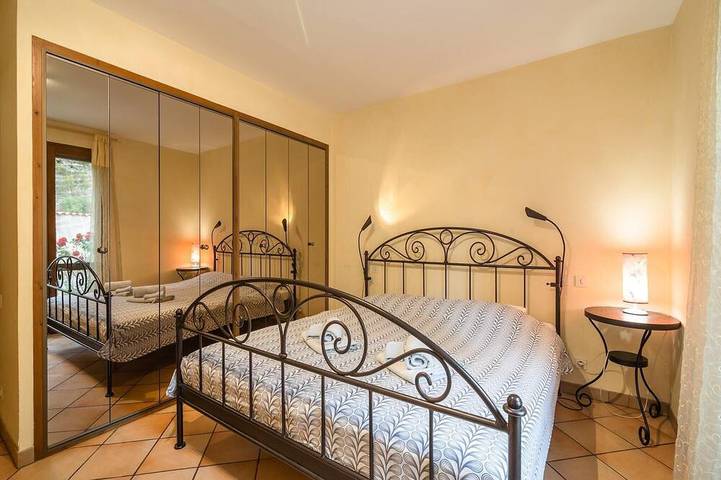 Location de vacances pour 6 personnes, avec terrasse ainsi que piscine et jardin à Cébazan - 4