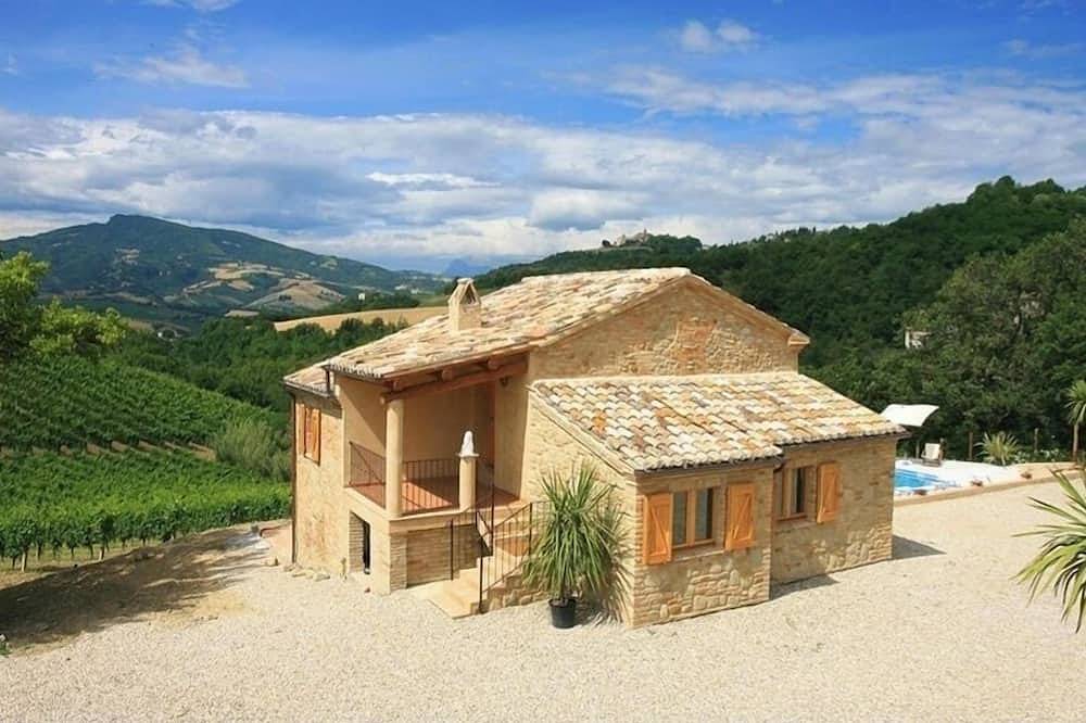 Spektakuläre Ausblicke über den Pool auf die Berge und das historische Dorf in Montalto delle Marche, Ascoli Piceno Provinz