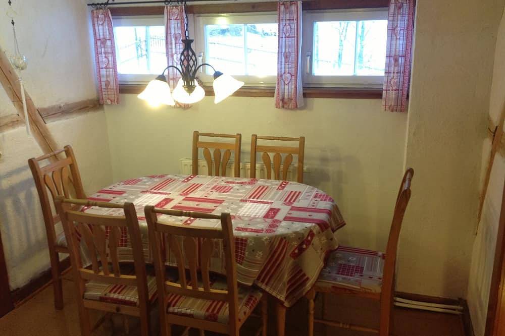 Entire apartment, Vacation apartment in idyllic forester's lodge, family-friendly, dogs welcome in Hundsbach, Forbach
