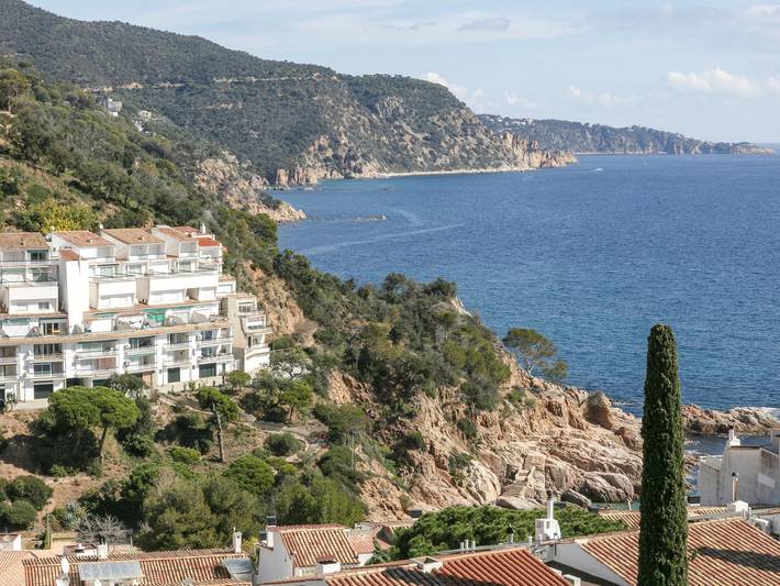 Vacation apartment for 4 people, with pool and ocean view as well as terrace and yard, with pets in Tossa de Mar
