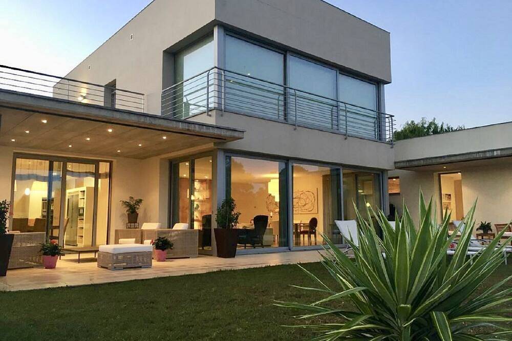 Luxury Villa - On Peralada 18 Hole Golf Course - Costa Brava - Private Swimming Pool in Peralada, Upper Empordà