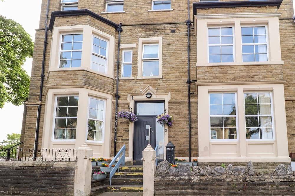 112 Balmoral Road, pet friendly, with a garden in Morecambe in Morecambe, Lancashire