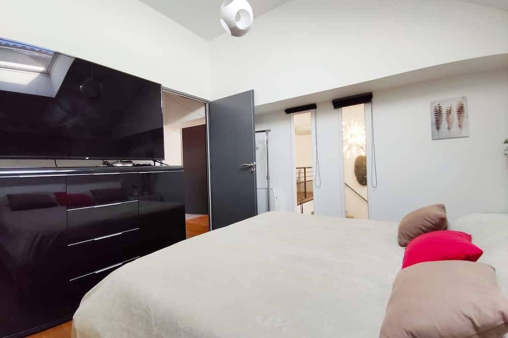 Beautiful loft New atypical and functional, near train station & city center in Montélimar, Nyons region
